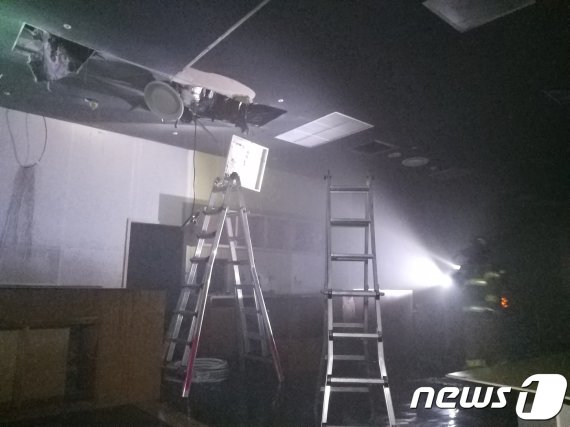 5일 오후 4시19분 부산 부산진구 가야동 7층 홈플러스 대형마트에 있는 4층 키즈카페 천장에서 불이 났다. 소방대원들이 현장을 수습하고 있다.(부산소방본부 제공)© 뉴스1