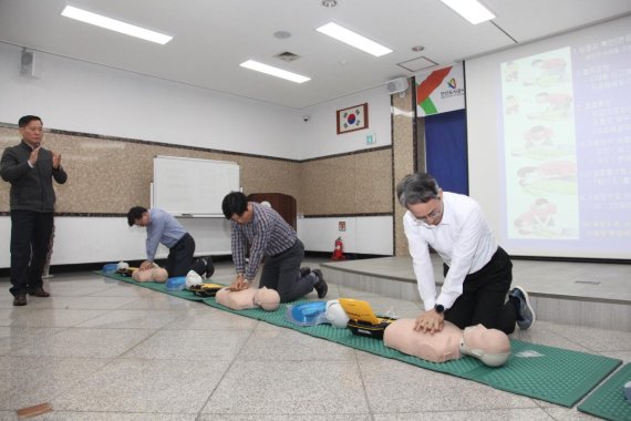 안산도시공사 심폐소생술 교육. 사진제공=안산도시공사