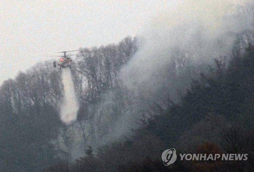 6일 오후 청주시 상당구 우암산에 불이나 산림청 헬기가 진화 작업을 벌이고 있다. [사진=연합뉴스]