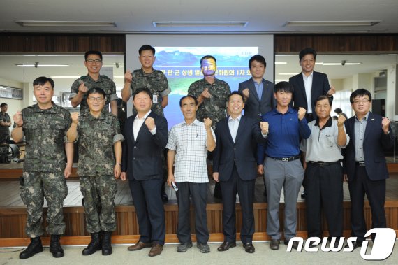 지난 2017년 발족된 춘천비행기 민관군 상생발전위원회 모습. © News1