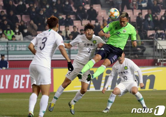 6일 오후 전북 전주시 전주월드컵경기장에서 열리는 2019 아시아축구연맹(AFC) 챔피언스리그 조별리그 1차전 전북 현대와 베이징 궈안의 경기에서 전북 김신욱이 베이징 김민재 앞에서 3:1로 앞서가는 헤딩골을 넣고 있다.2019.3.6/뉴스1 © News1 문요한 기자