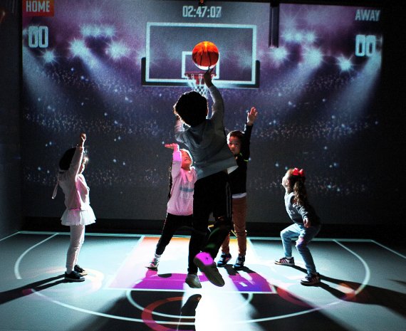 오는 12일 부산 롯데백화점 광복점에 오픈하는 혼합(MR)·가상(VR)현실 체험놀이터 'K-live X'에서 어린이들이 MR 스포츠존의 농구 게임을 하고 있다.