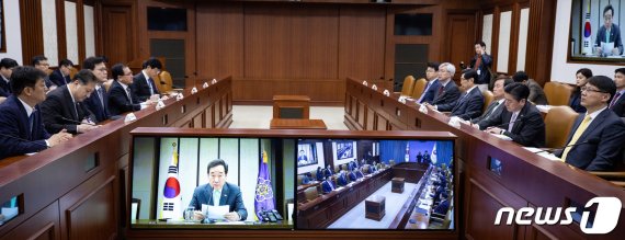 7일 서울 종로구 정부서울청사에서 열린 제71회 현안조정회의에서 참석 국무위원들이 이낙연 국무총리의 모두발언을 경청하고 있다. 2019.3.7/뉴스1 © News1 유승관 기자