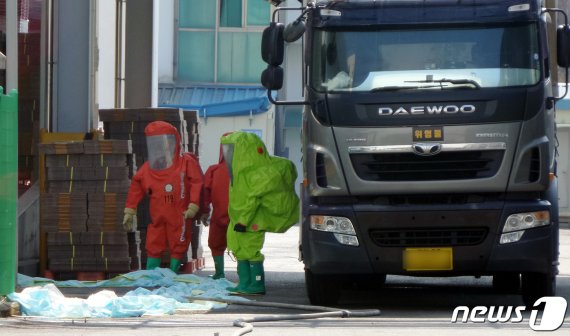 7일 오전 9시42분쯤 충북 음성군 육가공 공장에서 암모니아 가스가 누출돼 소방당국 관계자들이 암모니아 희석작업을 하고 있다. 가스를 마신 직원 20명이 어지럼증을 호소하며 병원으로 옮겨져 치료를 받고 있다. 2019.3.7/뉴스1 © News1 장천식 기자