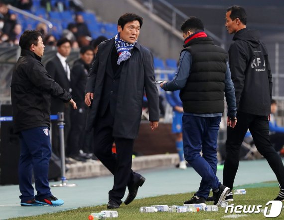 1일 울산 문수축구경기장에서 열린 '하나원큐 K리그1 2019 개막전' 울산현대와 수원삼성의 경기 후반 수원 이임생 감독이 심판에게 항의하다 물러나고 있다. 2019.3.1/뉴스1 © News1 이윤기 기자