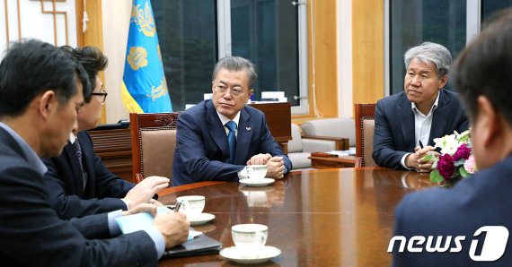 문재인 대통령이 5일 오후 청와대 여민관 집무실에서 조명래 환경부 장관으로부터 미세먼지 관련 보고를 받고 있다. (청와대 제공) 2019.3.5/뉴스1