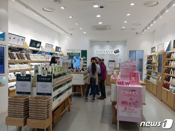 중국인 노부부가 매장 이용에 어려움 겪자 상주 직원이 응대하고 있다. © 뉴스1/정혜민 기자