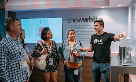 관람객들이 캡슐형 아이스크림 제조기 컨셉 제품인 ‘스노우화이트(snowwhite)’를 관람하고 있다. 캡슐형 아이스크림 제조기 컨셉 제품은 소르베, 젤라또, 프로즌요거트 등 아이스크림 종류를 결정하는 베이스 캡슐, 맛과 향을 결정하는 플레이버(flavor) 캡슐 2가지를 조합해 다양한 아이스크림을 독자적인 냉각기술을 통해 만들 수 있다. /사진=LG전자 제공