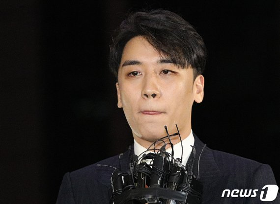 승리 '성접대 의혹' 피의자 전환…"성매매 알선 혐의"