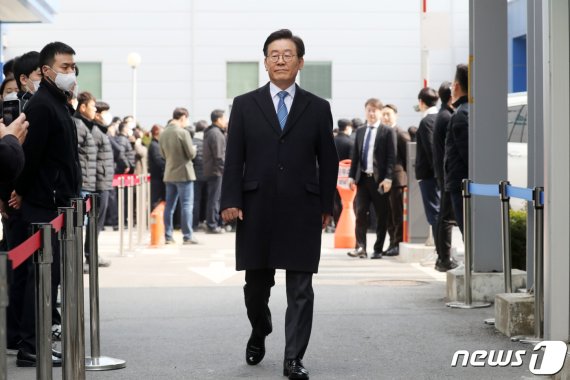 이재명 경기도지사가 7일 오후 경기도 성남시 수원지방법원 성남지원에서 열리는 8차 공판에 출석하고 있다. 2019.3.7/뉴스1 © News1 조태형 기자