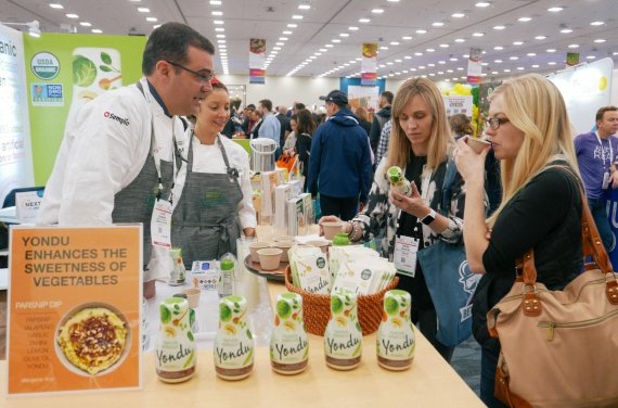 지난 5일~9일 미국 애너하임에서 열린 '국제 자연식품 박람회'에서 관람객들이 연두로 만든 채소수프를 맛보고 있다.<div id='ad_body2' class='ad_center'></div>