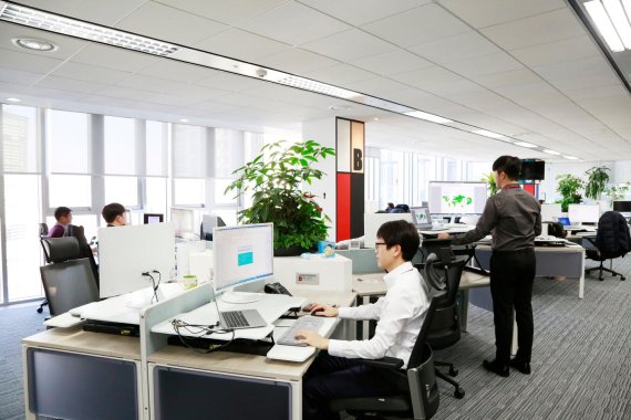 SKC 구성원이 사무실에서 근무하고 있다. SKC는 기존 '팀-실-부문' 단위별 지정좌석제 대신, 원하는 자리에 앉아 일하는 자율좌석제를 도입했다.