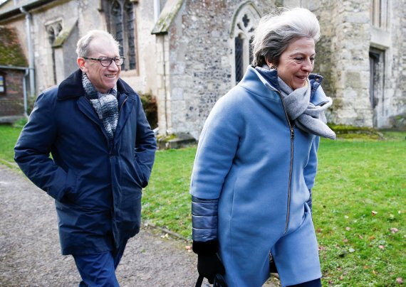 Britain's Prime Minister Theresa May and her husband Philip leave church, near High Wycombe, Britain March 10, 2019. EUTERS/Henry Nicholls<All rights reserved by Yonhap News Agency>