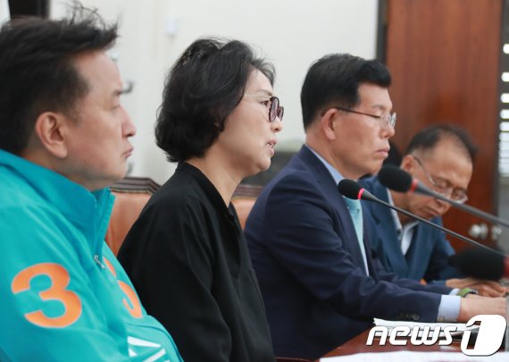 이재명 더불어민주당 경기도지사 후보 형수 박인복(두번째)씨가 8일 서울 여의도 국회에서 기자회견을 열고 이재명 후보의 '형수 욕설 논란'과 관련한 거짓 해명에 대해 반박하고 있다. 2018.6.8/뉴스1 © News1 이동원 기자