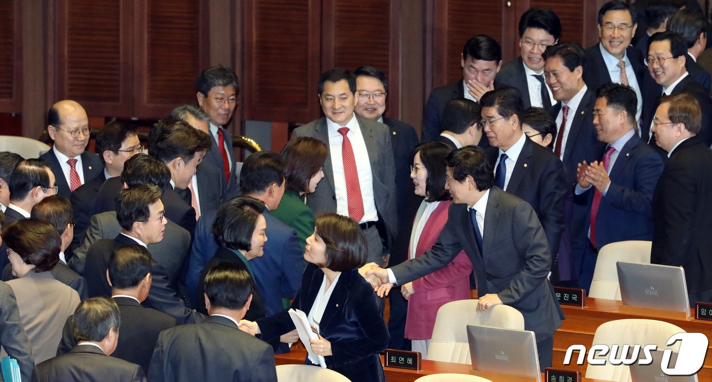 "文대통령, 김정은 수석대변인".. 국회 발칵 뒤집은 나경원