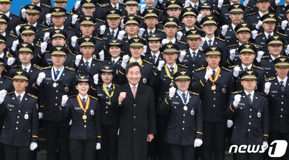 이낙연 총리가 초급 경찰간부들과 기념사진을 찍으며 파이팅을 외치고 있다. 주기철 기자