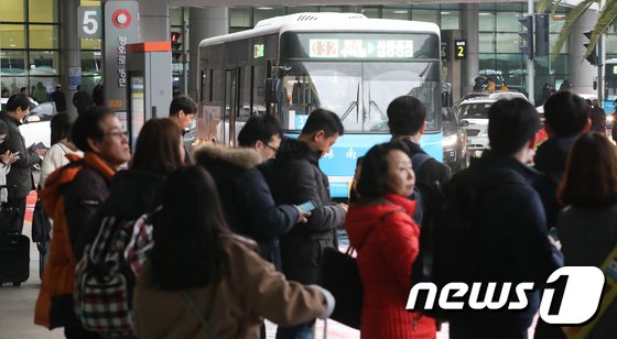 버스 기다리는 승객들(뉴스1DB)© 뉴스1