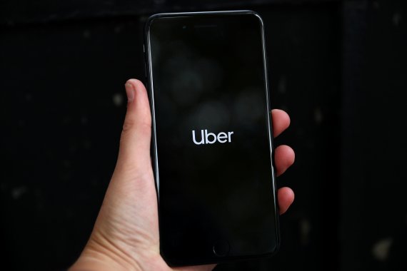 FILE PHOTO: Uber's logo is displayed on a mobile phone, September 14, 2018. REUTERS/Hannah Mckay/File Photo /사진=연합 지면외신화상