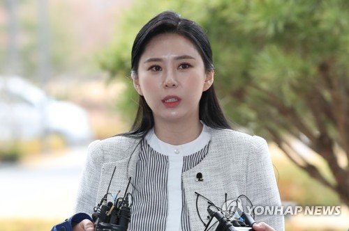 '장자연 사건'의 유일한 목격자로 알려진 고인의 동료배우 윤지오씨가 12일 오후 서울동부지검에 설치된 대검찰청 검찰 과거사 진상조사단에 참고인 자격으로 출석했다. /사진=연합뉴스