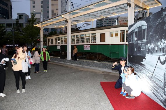동아대 석당박물관에서 열린 '피란수도 부산 야행'에 참여한 시민들이 전차를 배경으로 기념사진을 찍고 있다.<div id='ad_body2' class='ad_center'></div>(사진=동아대학교)
