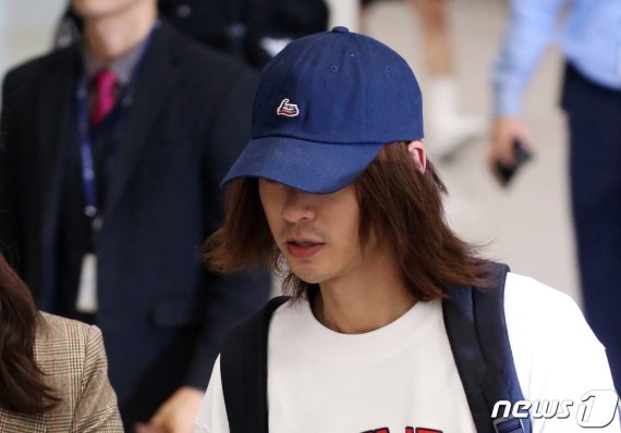 이성과의 성관계를 불법 촬영해 유포한 혐의로 입건된 가수 정준영(30)이 12일 오후 인천국제공항을 통해 입국하고 있다. 2019.3.12/뉴스1 © News1 구윤성 기자