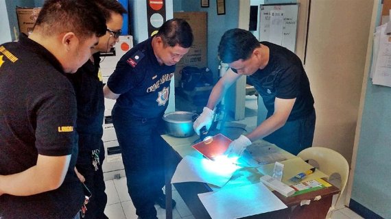 필리핀 교민을 상대로 발생한 범죄 해결을 위해 파견된 한국의 과학수사요원들이 현지 경찰과 합동으로 현장에서 확보한 증거를 분석하고 있다. 경찰청 제공