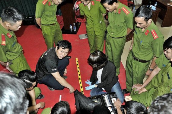 베트남에 파견된 한국 과학수사 교관들이 현지 경찰을 상대로 과학수사 기법을 강의하고 있다.<div id='ad_body2' class='ad_center'></div> 경찰청 제공