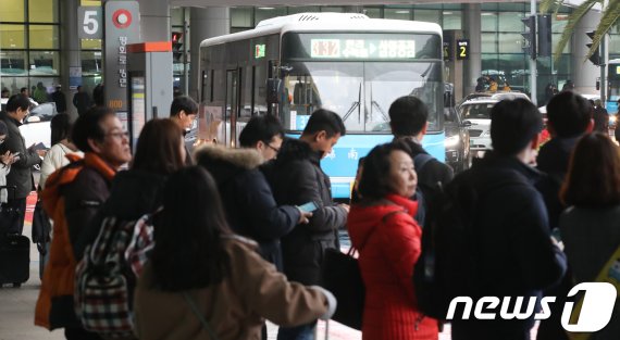 버스 기다리는 승객들(뉴스1DB)© News1 이석형 기자