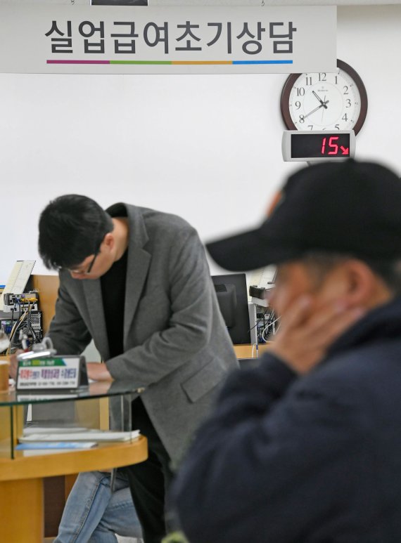 13일 서울 장교동 서울지방고용노동청에서 실업자들이 실업급여를 받기 위해 상담 순서를 기다리고 있다. 사진=박범준 기자