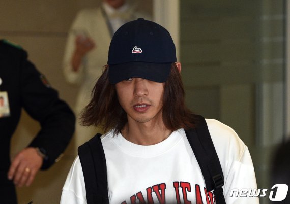 이성과의 성관계를 불법 촬영해 유포한 혐의로 입건된 가수 정준영(30)이 12일 오후 인천국제공항을 통해 귀국하고 있다. 2019.3.12/뉴스1 © News1 구윤성 기자