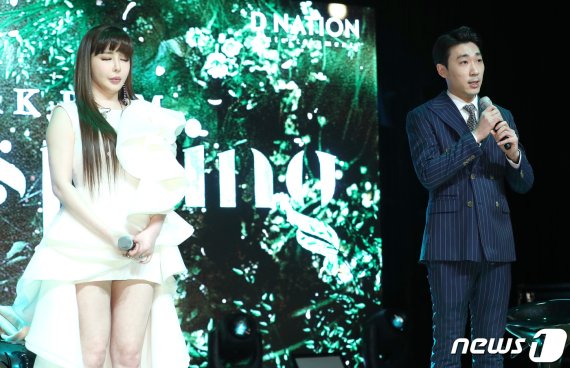 박봄 소속사 대표(오른쪽)가 13일 오후 서울 압구정 일지아트홀에서 열린 박봄 솔로 싱글 앨범 ‘봄(Spring)’ 기념 쇼케이스에 참석해 지난 2010년 국제특송 우편으로 미국에서 에더럴이란 의약품을 들여왔던 건에 대해 해명 하고 있다. 2019.3.13/뉴스1 ©