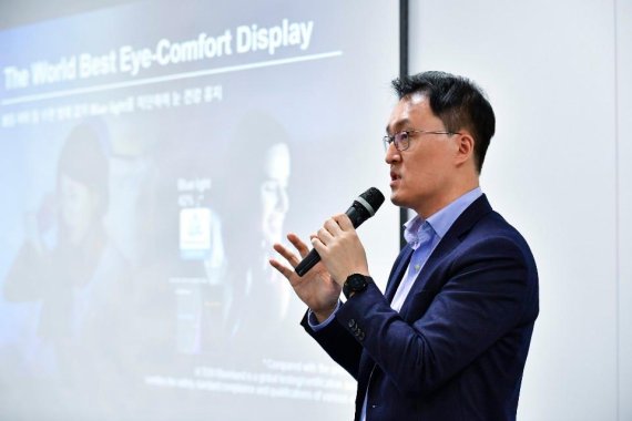삼성전자 무선사업부 양병덕 상무가 갤럭시 S10의 화면에 대해 설명하고 있다.