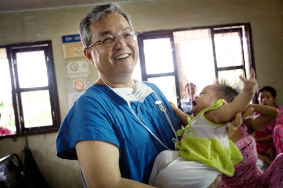 지난 1996년부터 매년 1주일씩 베트남을 방문해 얼굴기형 아이들을 치료, 새 인생을 선물하는 백롱민 교수. 백 교수가 구순열 치료를 끝낸 아이를 안고 환하게 웃고 있다.