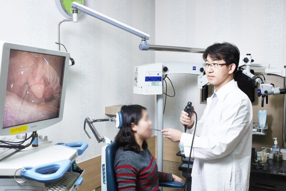 대전성모병원 이비인후과 김청수 교수가 내시경으로 환자의 상태를 살펴보고 있다. 대전성모병원 제공