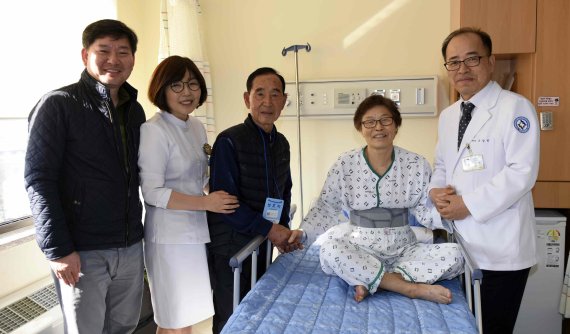 강용희씨(左 3번째)와 이양순씨((左 4번째) 부부/사진=전북대병원 제공