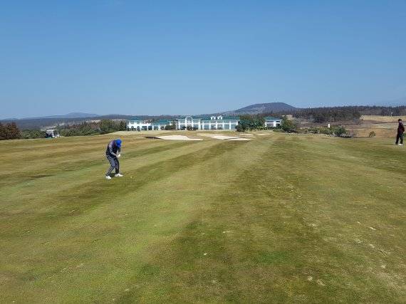 '뉴스타호'를 타고 제주도 서귀포시에 있는 롯데스카이힐cc 등에서 골프를 즐기고 있다. 사진=롯데스카이힐cc 제공.