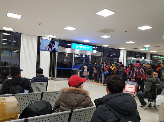 부산항 연안여객선터미널에서 배낭을 메고 제주도 한라산으로 등반을 떠나는 등산객들.