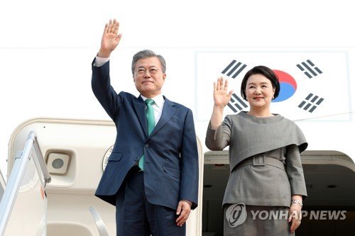 아세안 3개국 순방 중인 문재인 대통령과 부인 김정숙 여사가 14일 오후 마지막 순방지인 캄보디아 프놈펜 국제공항에 도착, 손을 들어 인사하고 있다.