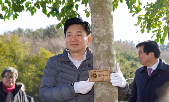 [fn포토] 원희룡 지사, 제주4.3 상징 동백나무 심기 공동 캠페인