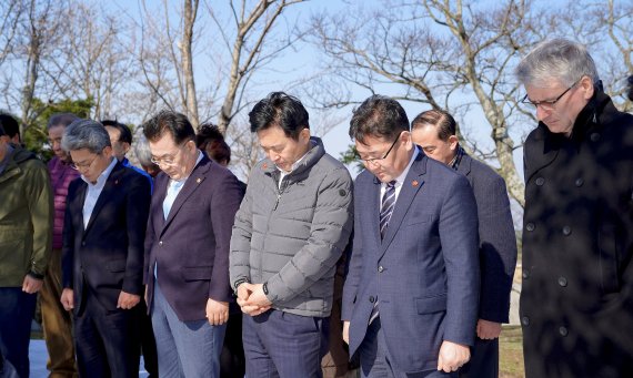 [fn포토] 원희룡 지사, 제주4.3 상징 동백나무 심기 공동 캠페인