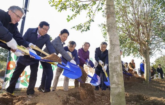 [fn포토] 원희룡 지사, 제주4.3 상징 동백나무 심기 공동 캠페인