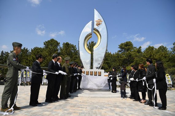 3월 16일 경북 포항 해병대 1사단에서 엄수된 마린온 추락사고 순직 장병 위령탑 제막식 참가자들이 위령탑 제막을 하고 있다. / 사진=해병대 제공