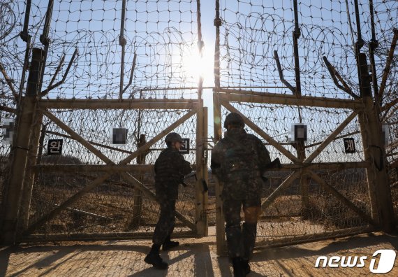 13일 경기도 연천군 25사단에서 장병들이 DMZ 통문을 열고 있다. 2019.3.13/뉴스1 © News1 허경 기자