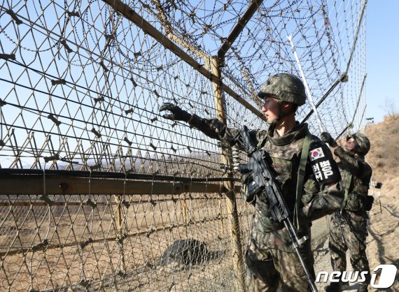 13일 경기도 연천군 25사단에서 장병들이 철책을 점검하고 있다. 2019.3.13/뉴스1 © News1 허경 기자