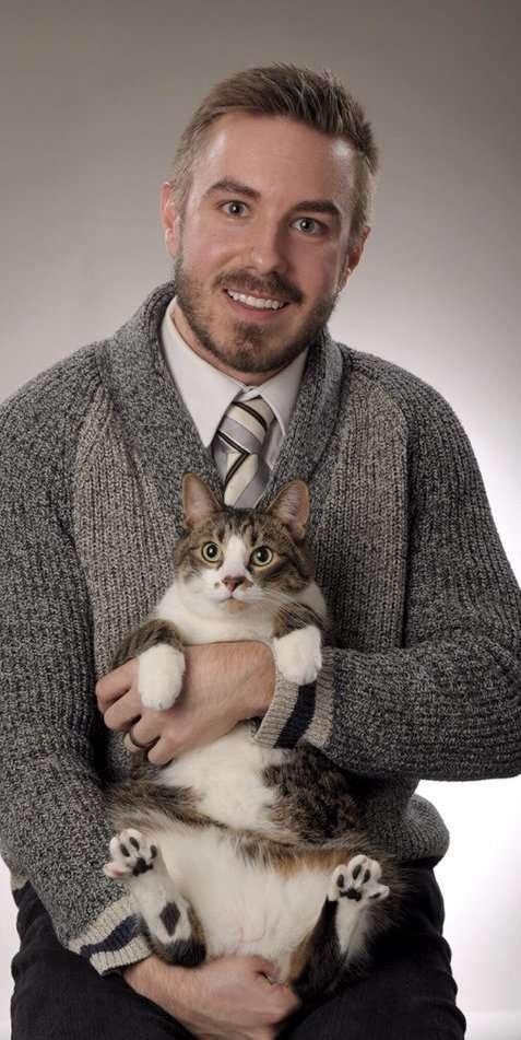 고양이와 졸업사진 찍은 남성.."내 '베프'에요"