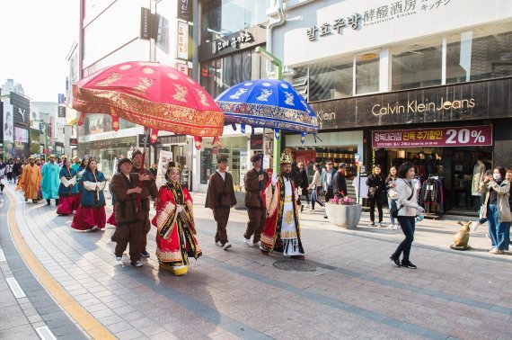 경남 김해시가 제43회 가야문화축제 홍보를 위해 지난 16일 부산 광복동에서 금관가야 시조인 김수로왕과 인도 공주 허황옥의 결혼 행렬을 재연하고 있다./사진=김해시