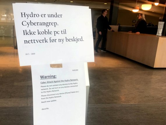 랜섬웨어 피해를 입은 노르스크 하이드로 본사 로비에 경고문이 붙어 있다 / 사진=fnDB