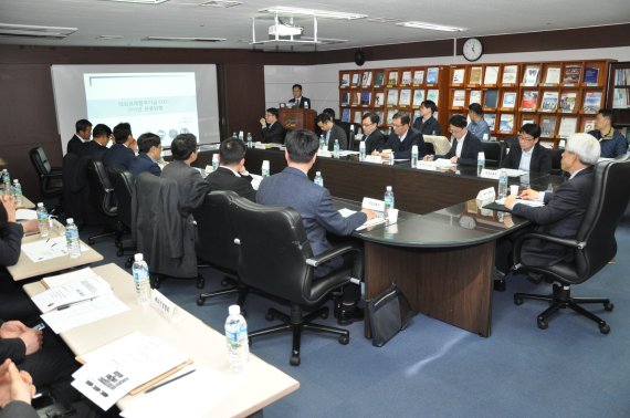 지난 19일 서울 중구 해외건설협회 대회의실에서 해외건설을 대표하는 주요 기업 부서장들이 참석한 가운데 간담회가 진행되고 있다.