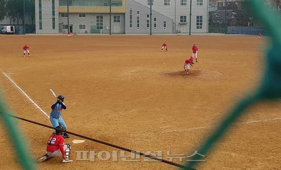 ▲ 지난 3월 19일 인천 동구 동산고등학교 야구팀이 연습경기를 하고 있다.