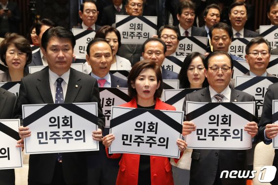 패스트트랙 분수령…'나홀로 투쟁' 한국당, 반전? 고립?